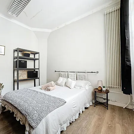 A1 Champagne - 200 M2 14 Personnes 2 Toilets 4 Showers - Hyper Centre - En Champagne Chalons-en-Champagne