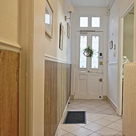 A1 Champagne - 200 M2 14 Personnes 2 Toilets 4 Showers - Hyper Centre - En Champagne *