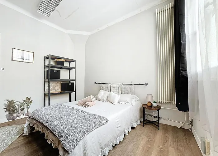 A1 Champagne - 200 M2 14 Personnes 2 Toilets 4 Showers - Hyper Centre - En Champagne Châlons-en-Champagne